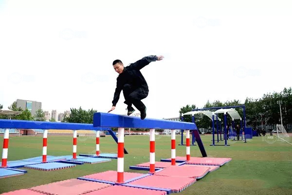 专业安装筑牢根基：公安极限越障训练场的高标准建设之道